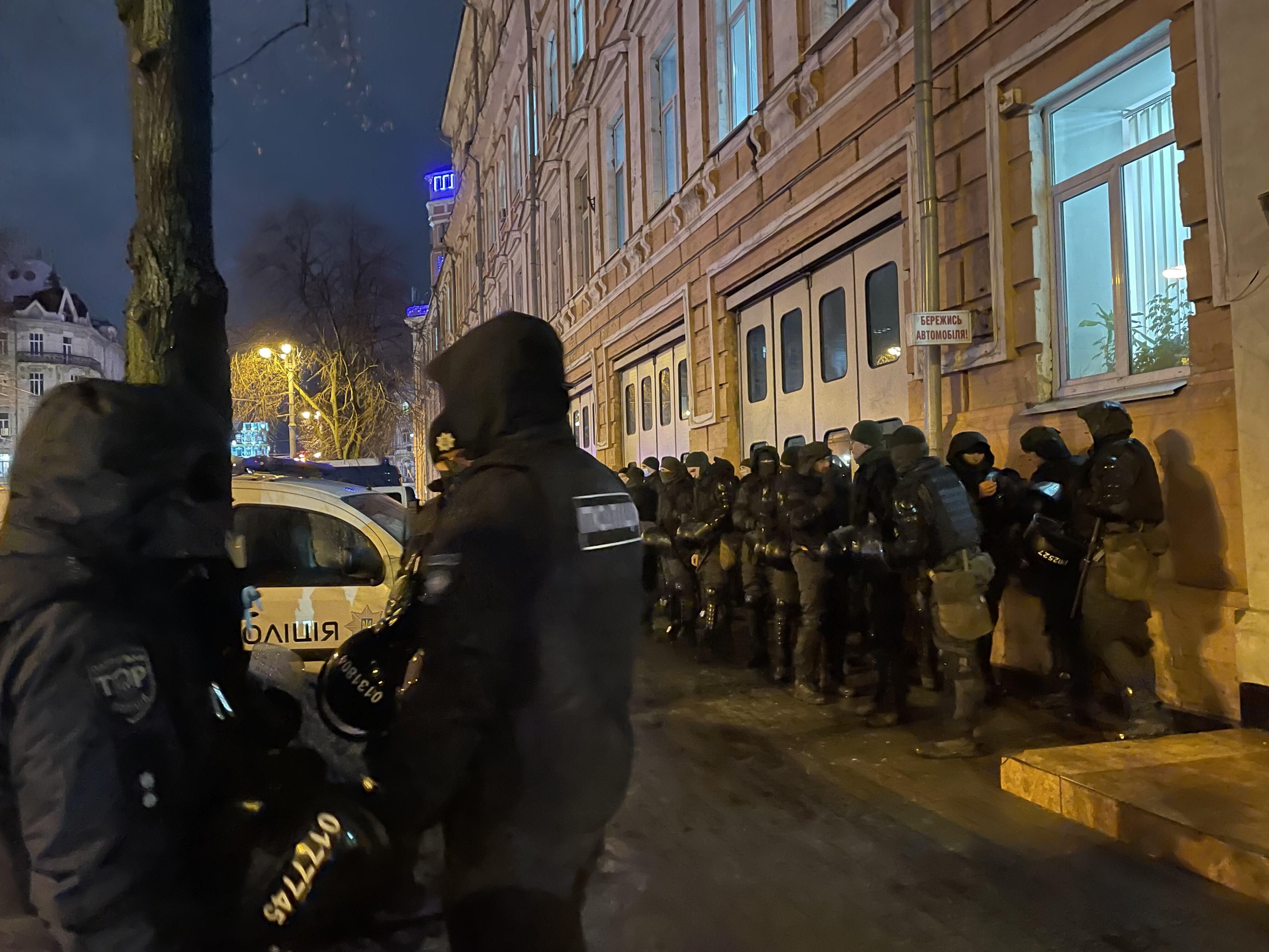 Под зданием суда по делу Порошенко собрались много силовиков – фото и видео с места