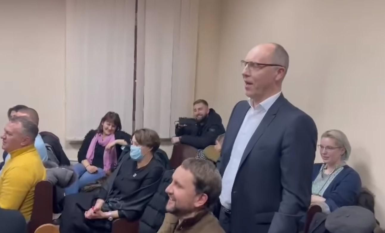 Депутати й журналісти на суді щодо Порошенка почали колядувати, очікуючи рішення судді, – відео - Україна новини - 24 Канал