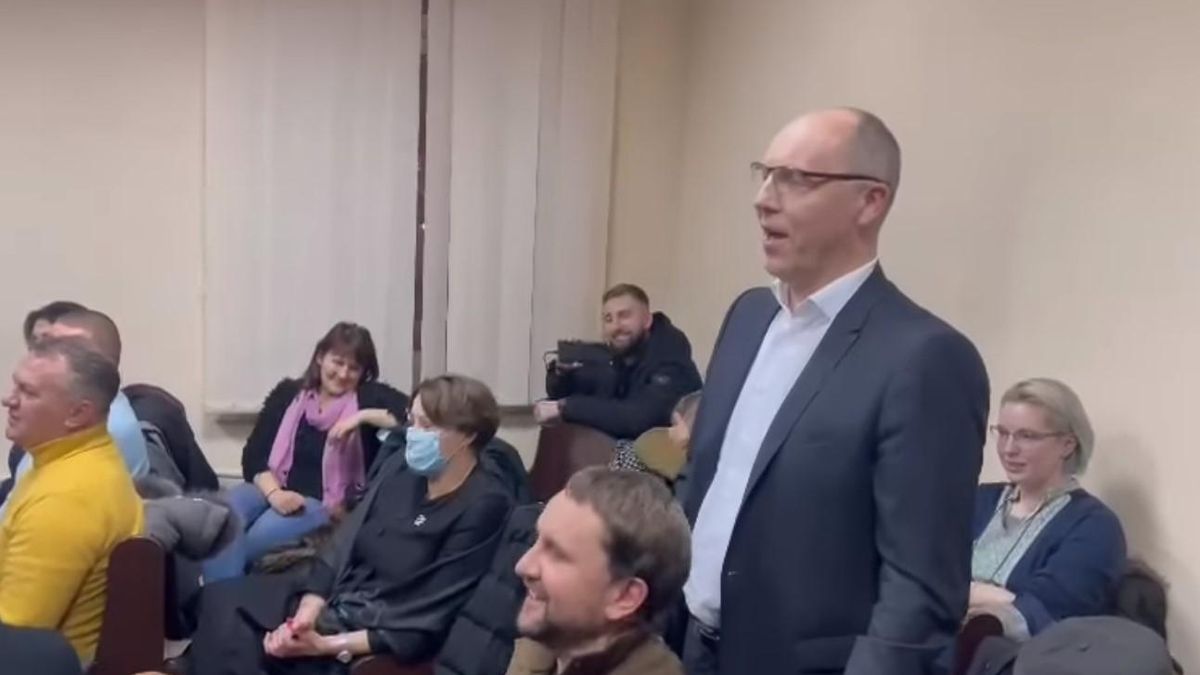 Депутати й журналісти на суді щодо Порошенка почали колядувати, очікуючи рішення судді, – відео - Україна новини - 24 Канал