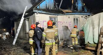 В Киеве большой пожар охватил частный дом: жуткие фото