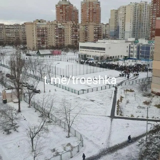 Мінування шкіл в Києві, евакуація учнів на Троєщині