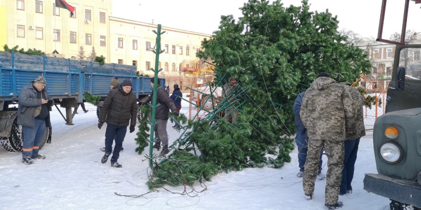 В Кропивницком ветер повалил главную елку города: красноречивые фото В Кропивницком ветер повалил главную елку города: красноречивые фото