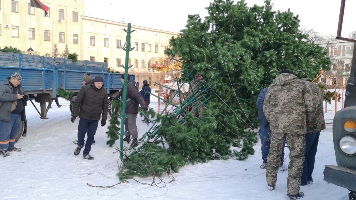 В Кропивницком ветер повалил главную елку города: красноречивые фото