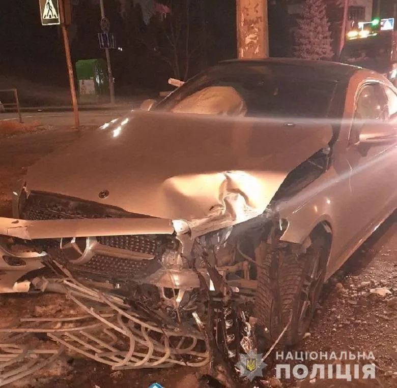 У Києві п'яний молодик вкрав Mercedes, він розбив його у ДТП 