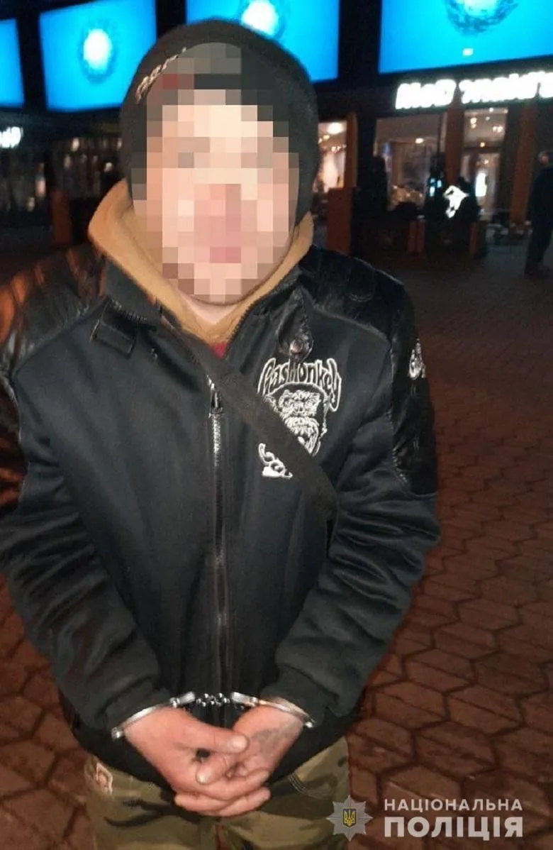 У Києві п'яний молодик вкрав Mercedes, він розбив його у ДТП У Києві п'яний молодик вкрав Mercedes, він розбив його у ДТП