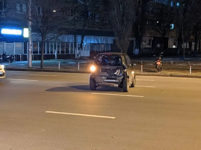 У Києві п'яний молодик вкрав Mercedes, він розбив його у ДТП