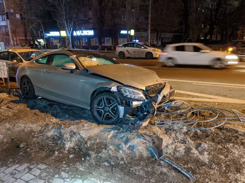 У Києві п'яний молодик вкрав Mercedes, він розбив його у ДТП У Києві п'яний молодик вкрав Mercedes, він розбив його у ДТП