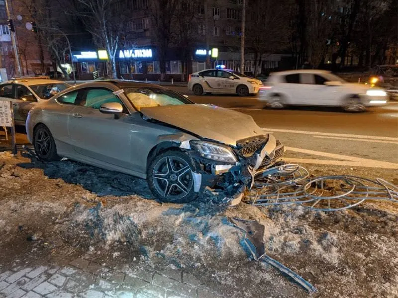 У Києві п'яний молодик вкрав Mercedes, він розбив його у ДТП