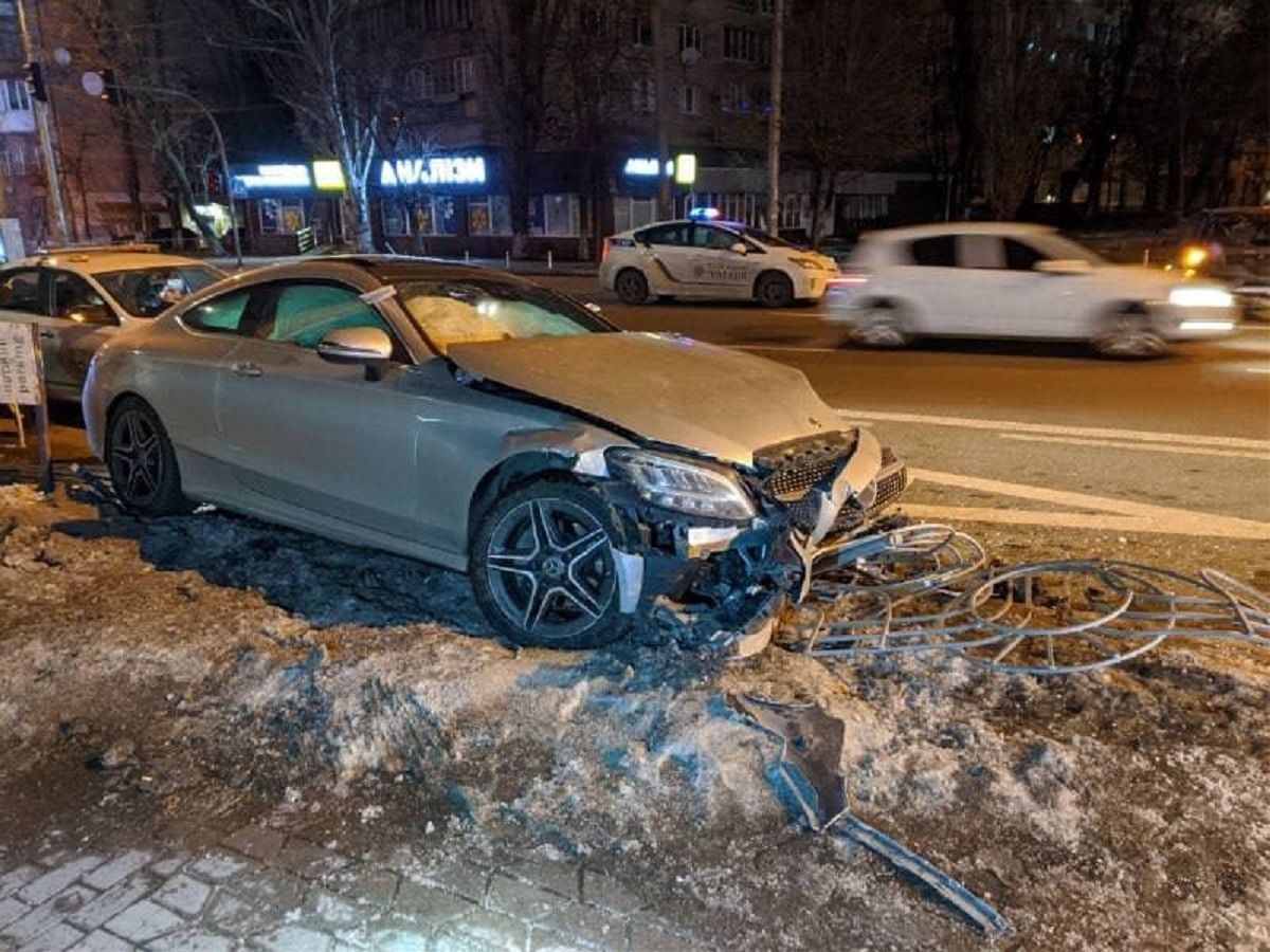 На Антоновича пьяный молодой человек угнал чужое авто и сразу разбил его -  novosti-kiev - Киев