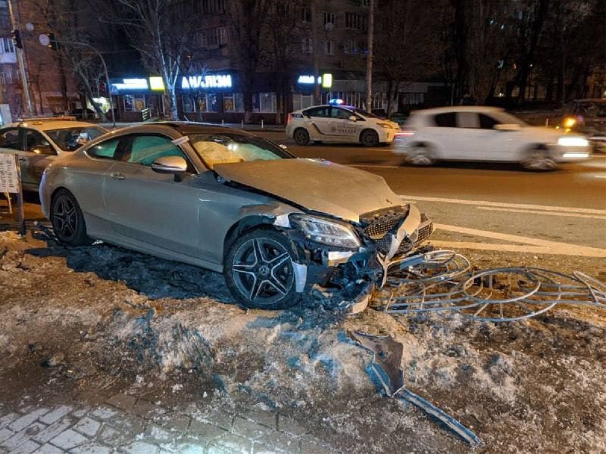 На Антоновича пьяный молодой человек угнал чужое авто и сразу разбил его