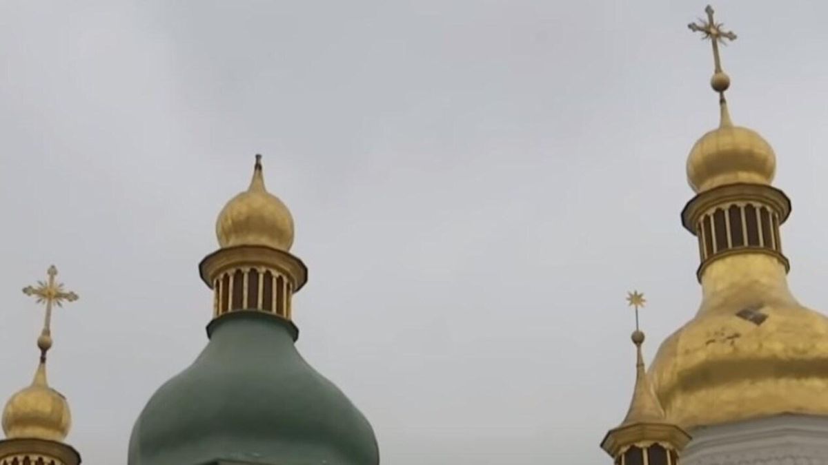 Из-за шквального ветра упал трехметровый крест киевского Софийского собора
