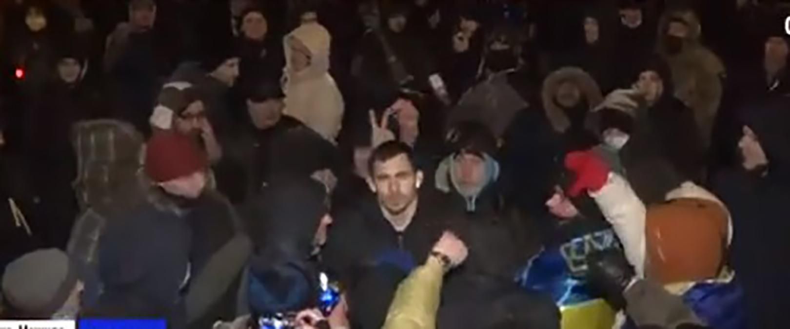 Штовхали журналіста каналу Мураєва на акції прихильників Порошенка: за справу взялась поліція - Україна новини - 24 Канал Штовхали журналіста каналу Мураєва на акції прихильників Порошенка: за справу взялась поліція - Україна новини - 24 Канал