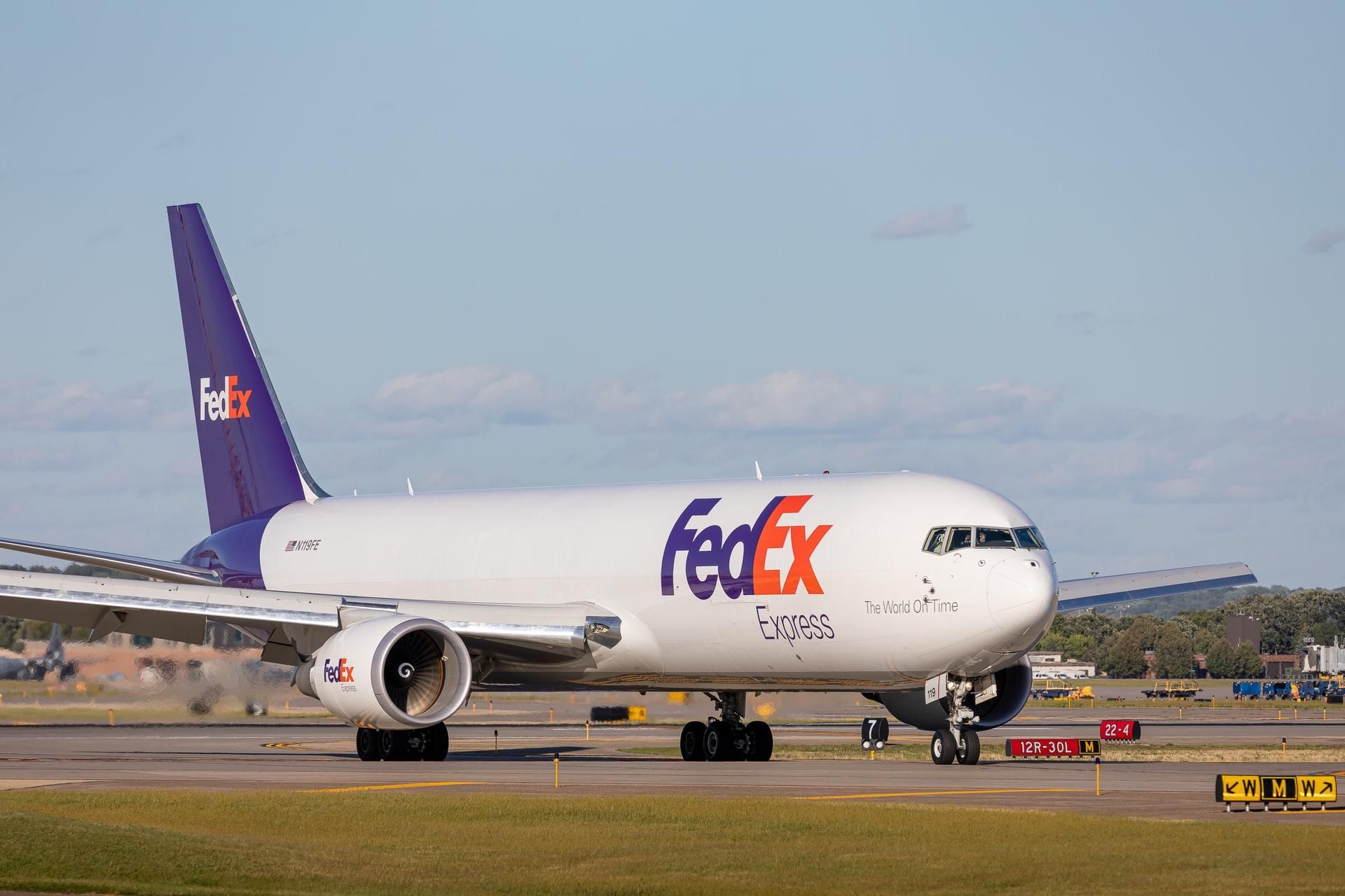 Компания FedEx хочет вооружить свои транспортные самолеты лазерами – для чего они ей