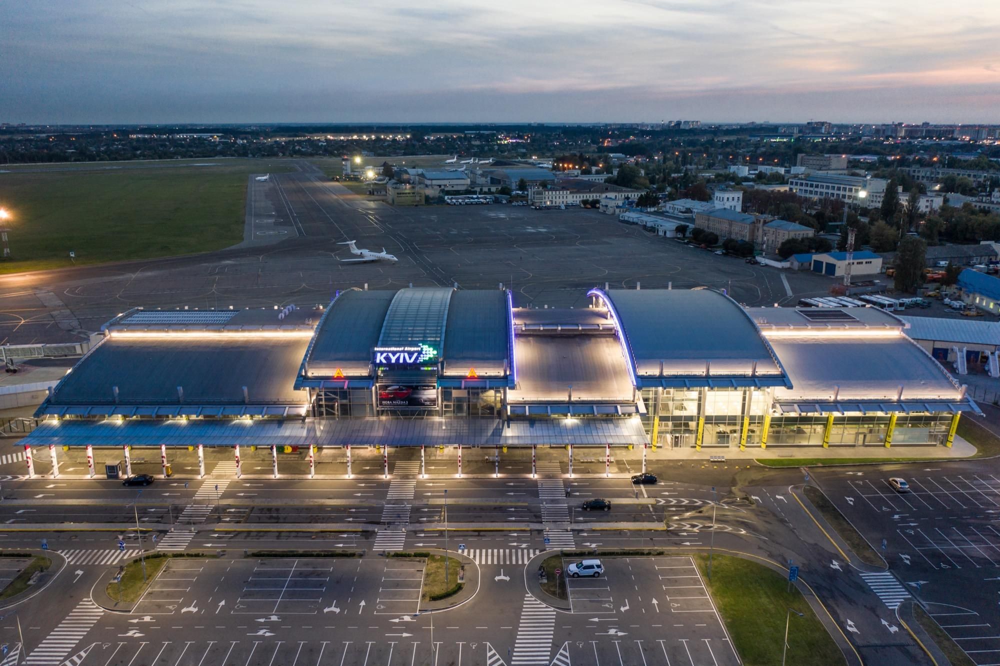 Из-за ветра в аэропорту "Киев" сбился график движения самолетов Из-за ветра в аэропорту "Киев" сбился график движения самолетов