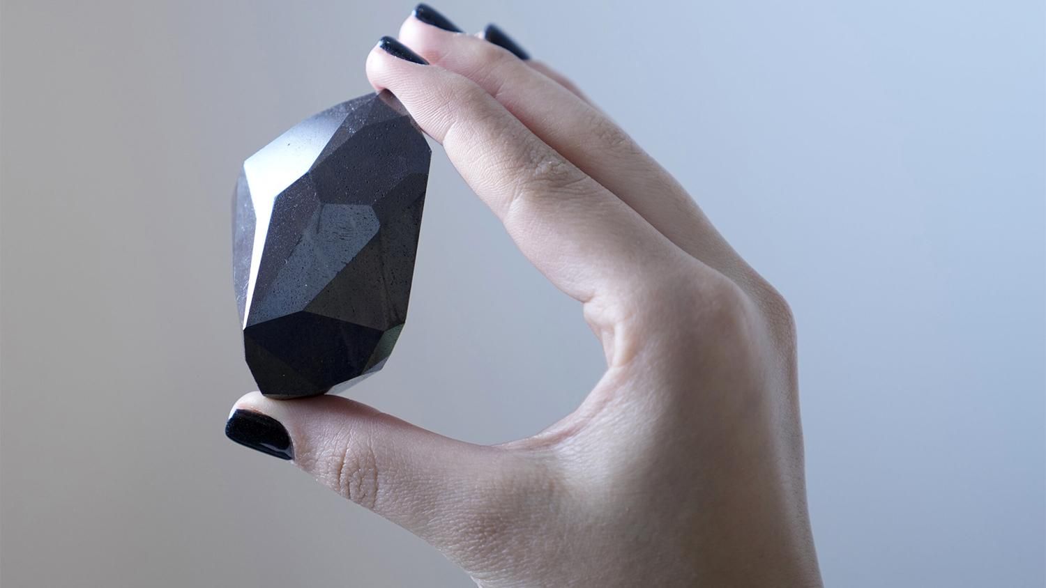 555 каратов: один из старейших аукционных домов мира продает "черный бриллиант" 555 каратов: один из старейших аукционных домов мира продает "черный бриллиант"