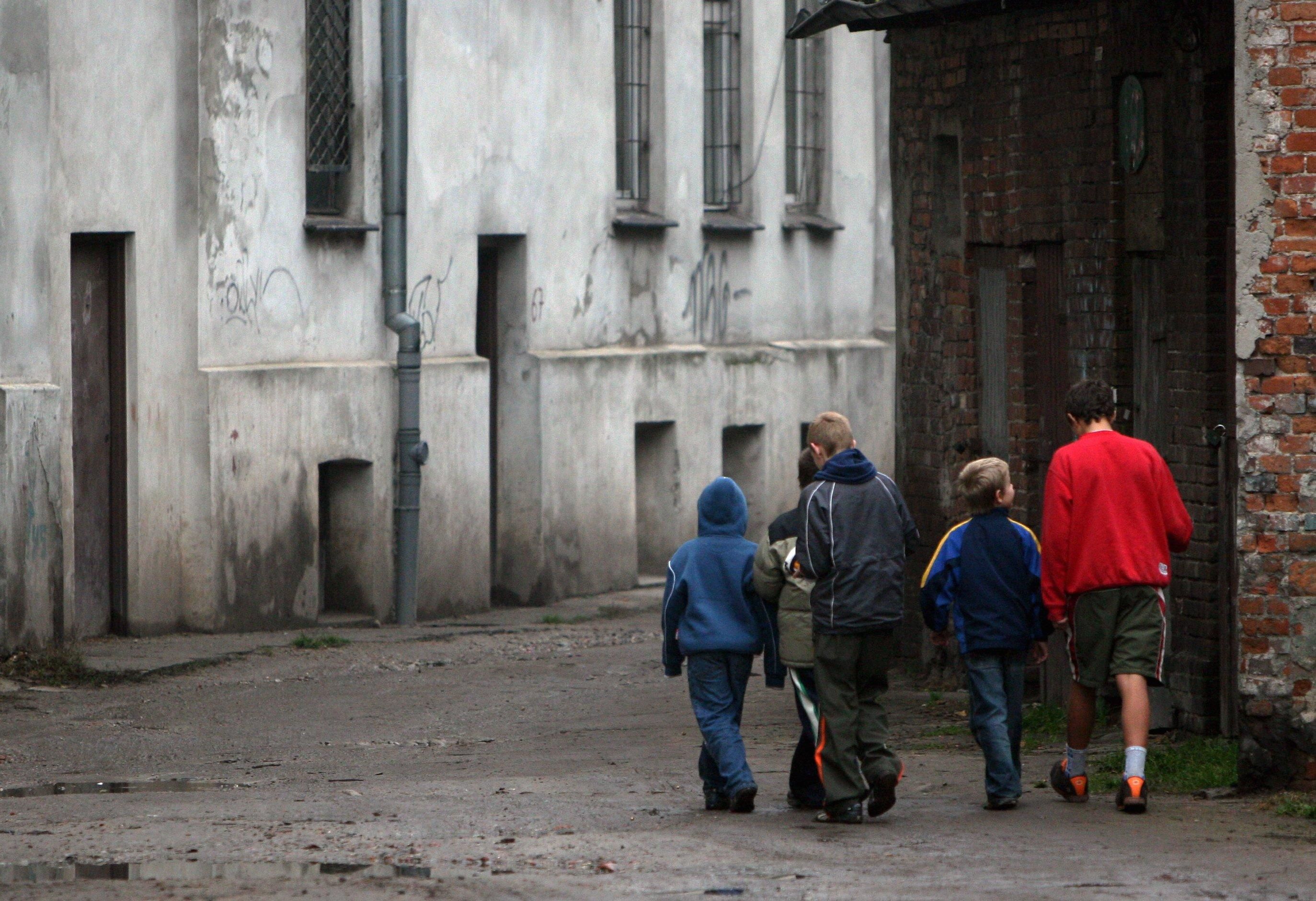 Лише на 640 злотих на місяць: скільки поляків живуть за межею бідності