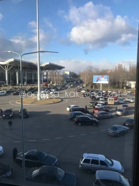 Через замінування Одеського аеропорту утворився затор авто на 4 смуги
