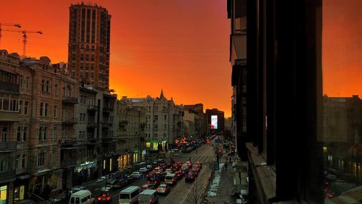 Небо медового кольору: у Києві спостерігали унікальний захід сонця – яскраві фото