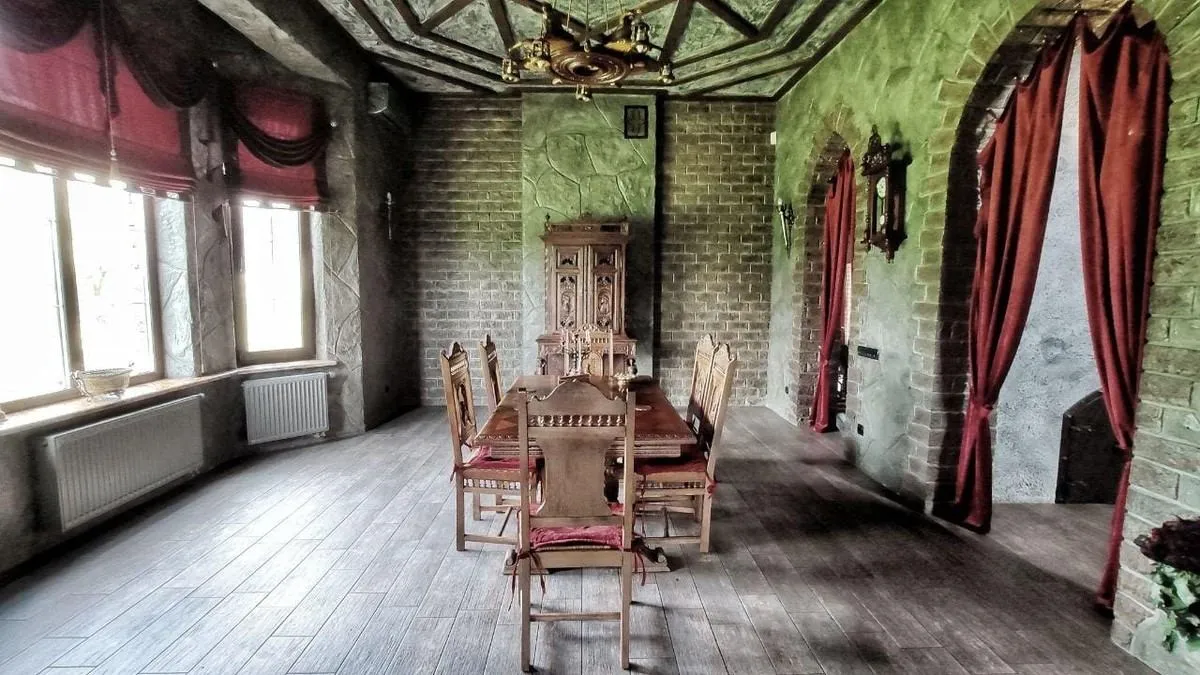 Столова із різьбленими меблями Столова із різьбленими меблями