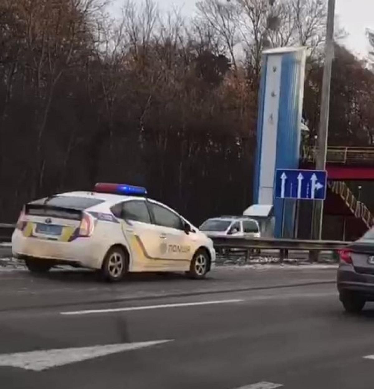 Под Киевом пешеход перебегал трассу и погиб под колесами грузовика: ужасные кадры Под Киевом пешеход перебегал трассу и погиб под колесами грузовика: ужасные кадры