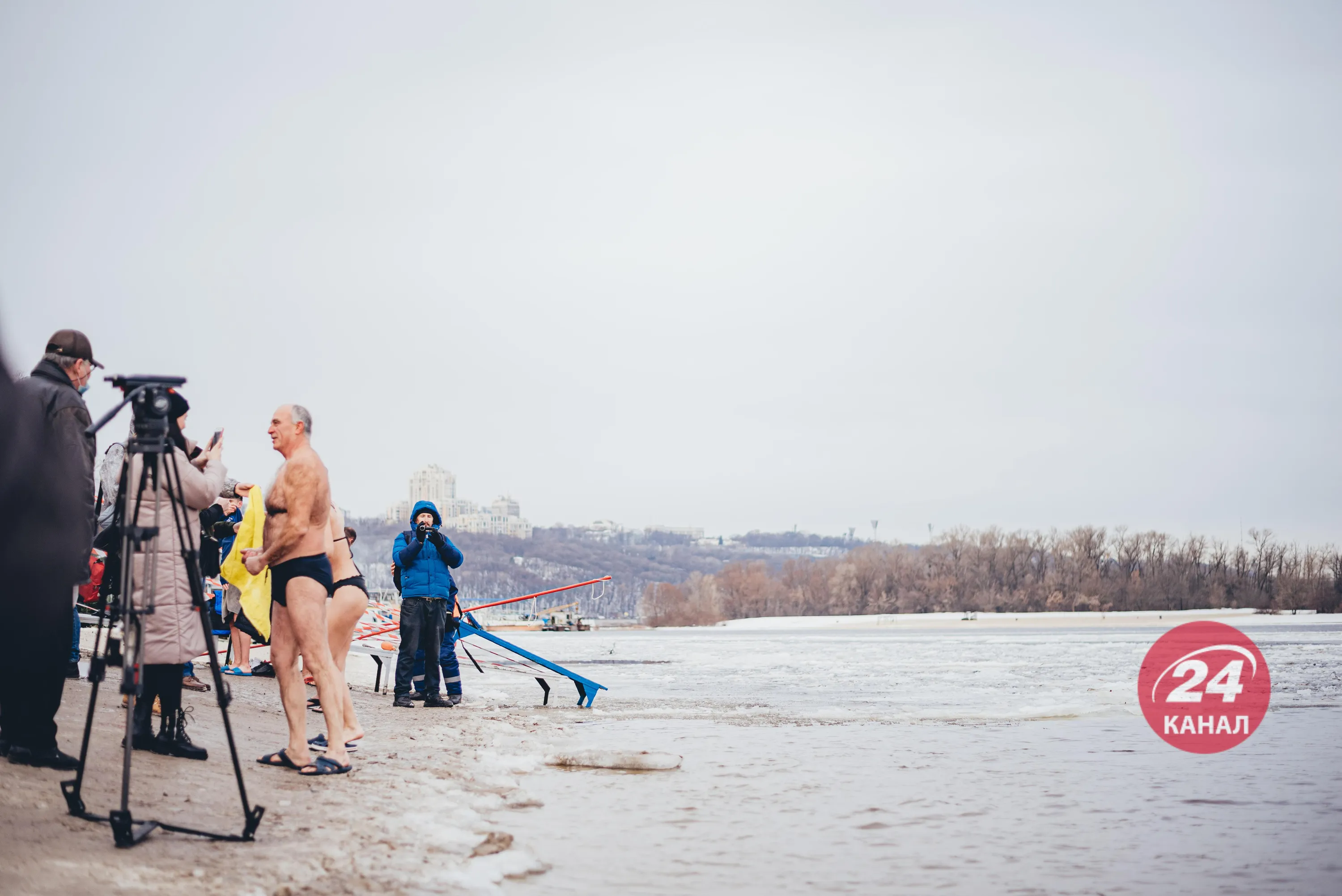 Водохреще в Києві, купання в Гідропарку, кияни пірнають в ополонку Водохреще в Києві, купання в Гідропарку, кияни пірнають в ополонку