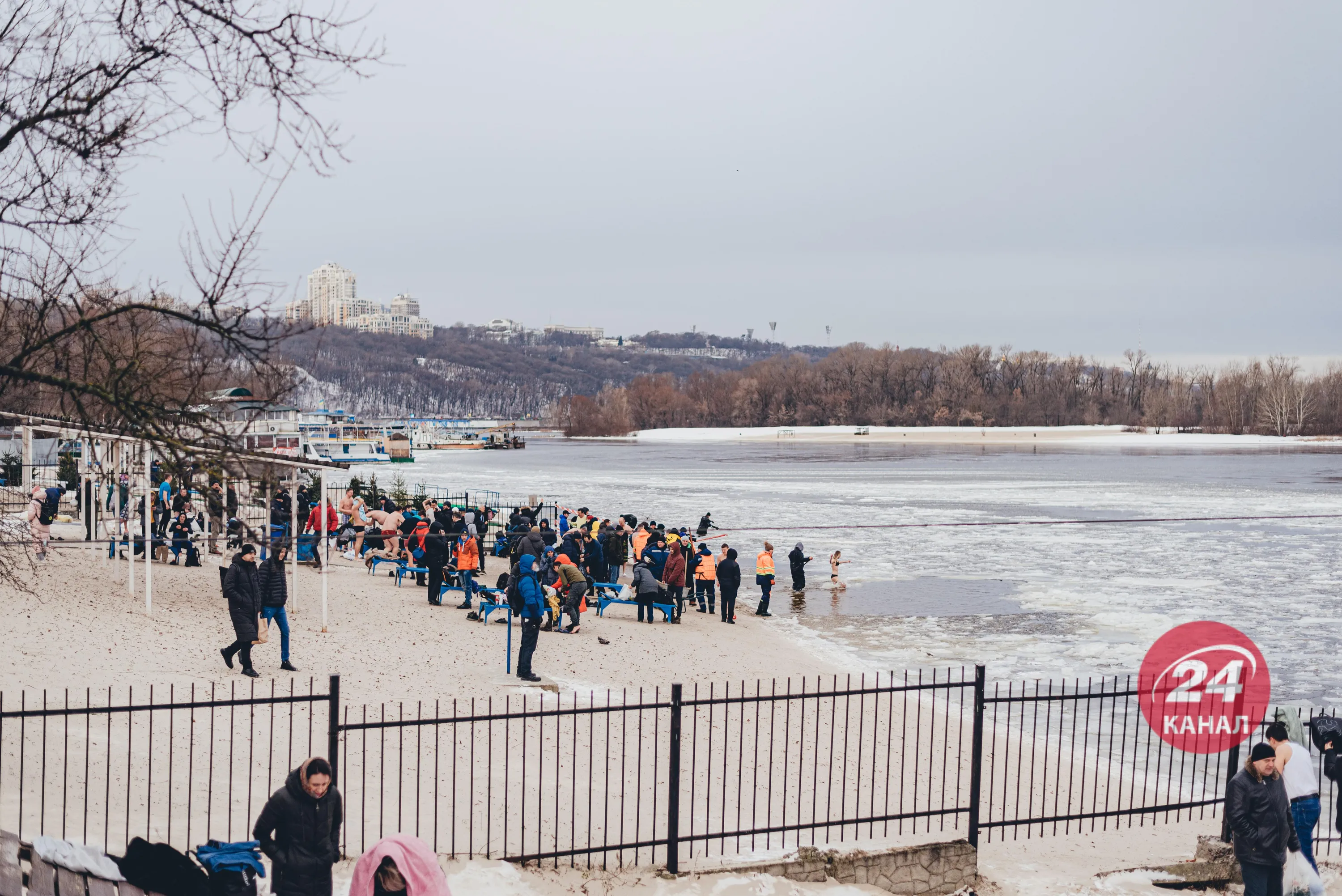 Водохреще в Києві, купання в Гідропарку, кияни пірнають в ополонку