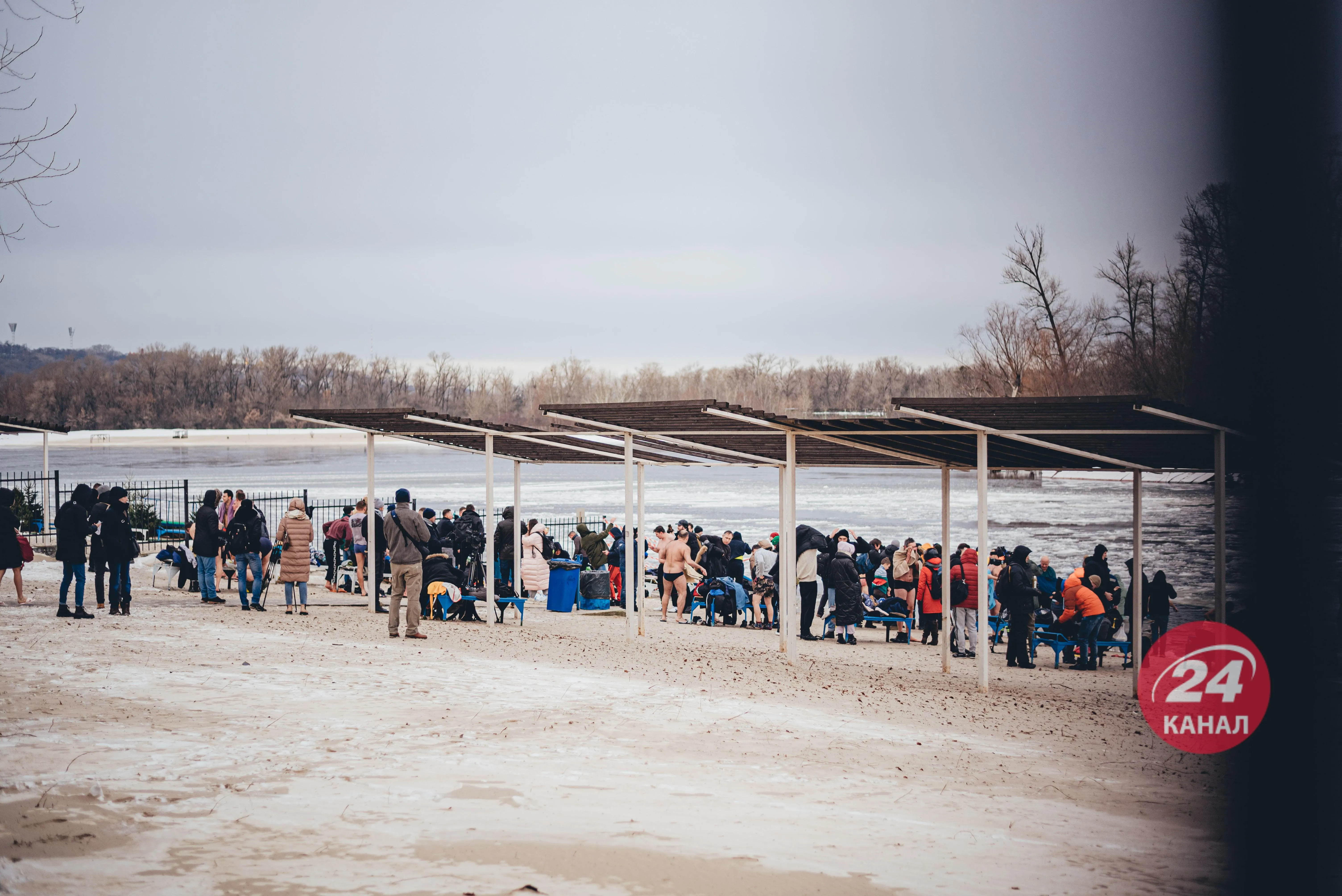 Водохреще в Києві, купання в Гідропарку, кияни пірнають в ополонку