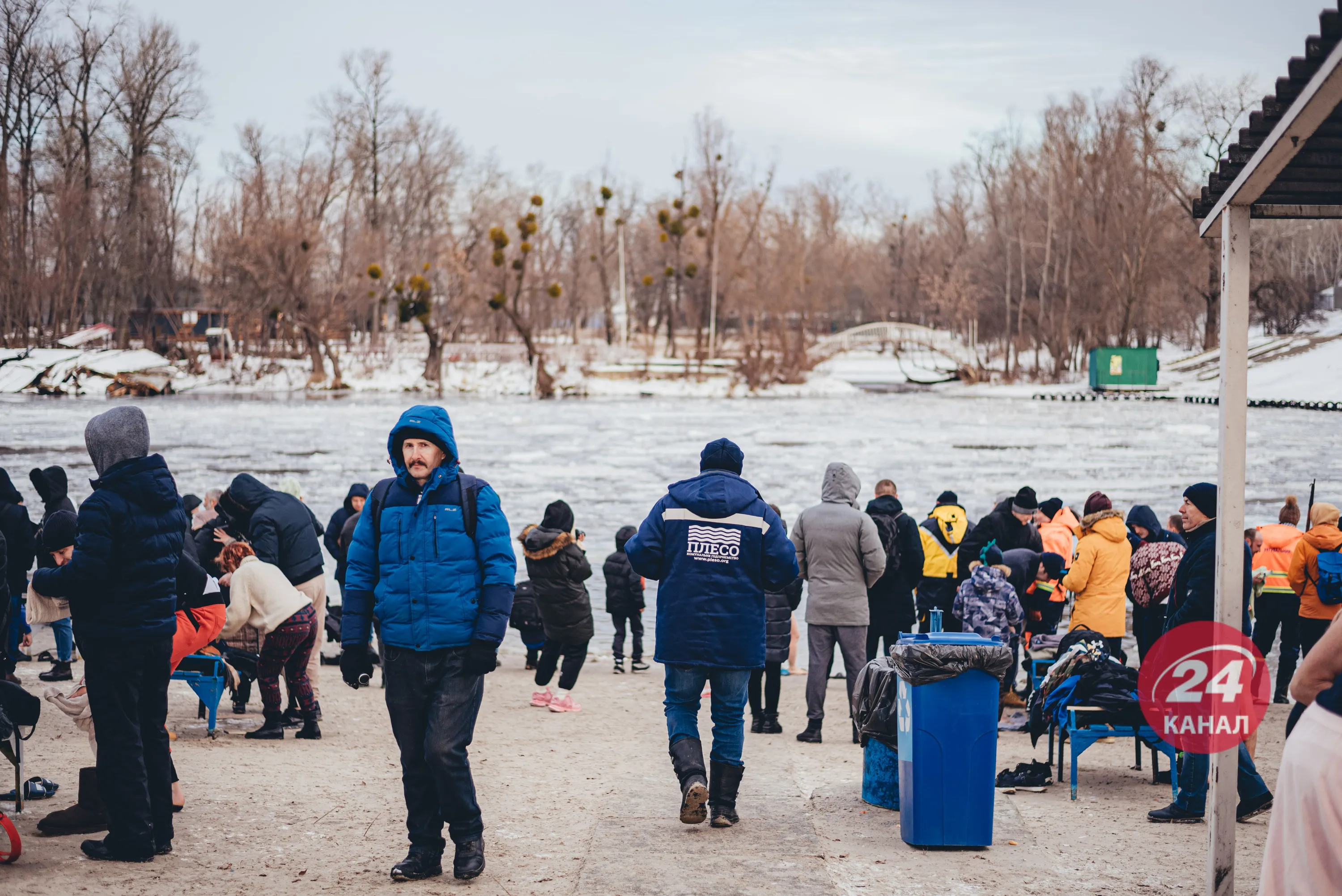 Водохреще в Києві, купання в Гідропарку, кияни пірнають в ополонку