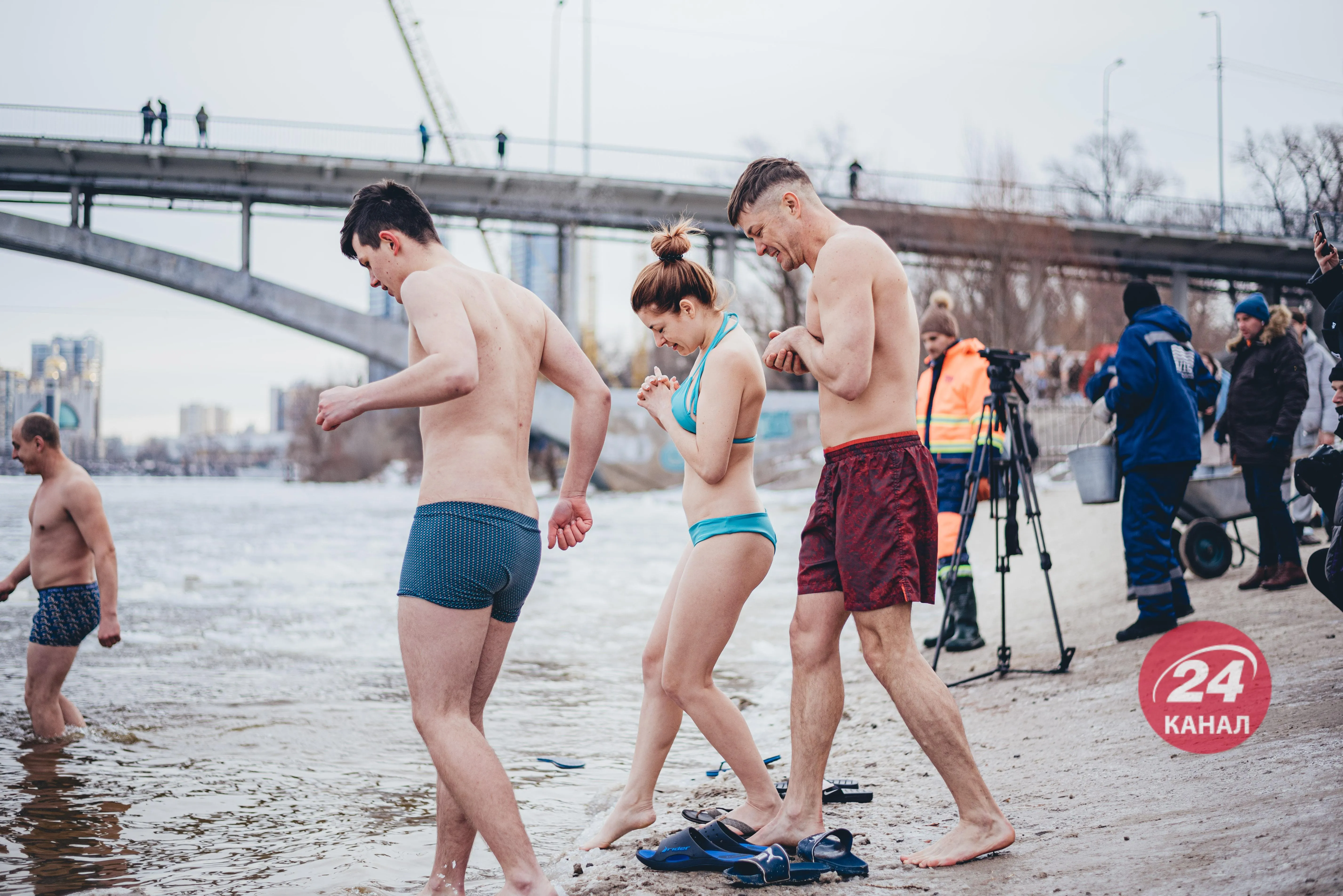 Водохреще в Києві, купання в Гідропарку, кияни пірнають в ополонку Водохреще в Києві, купання в Гідропарку, кияни пірнають в ополонку