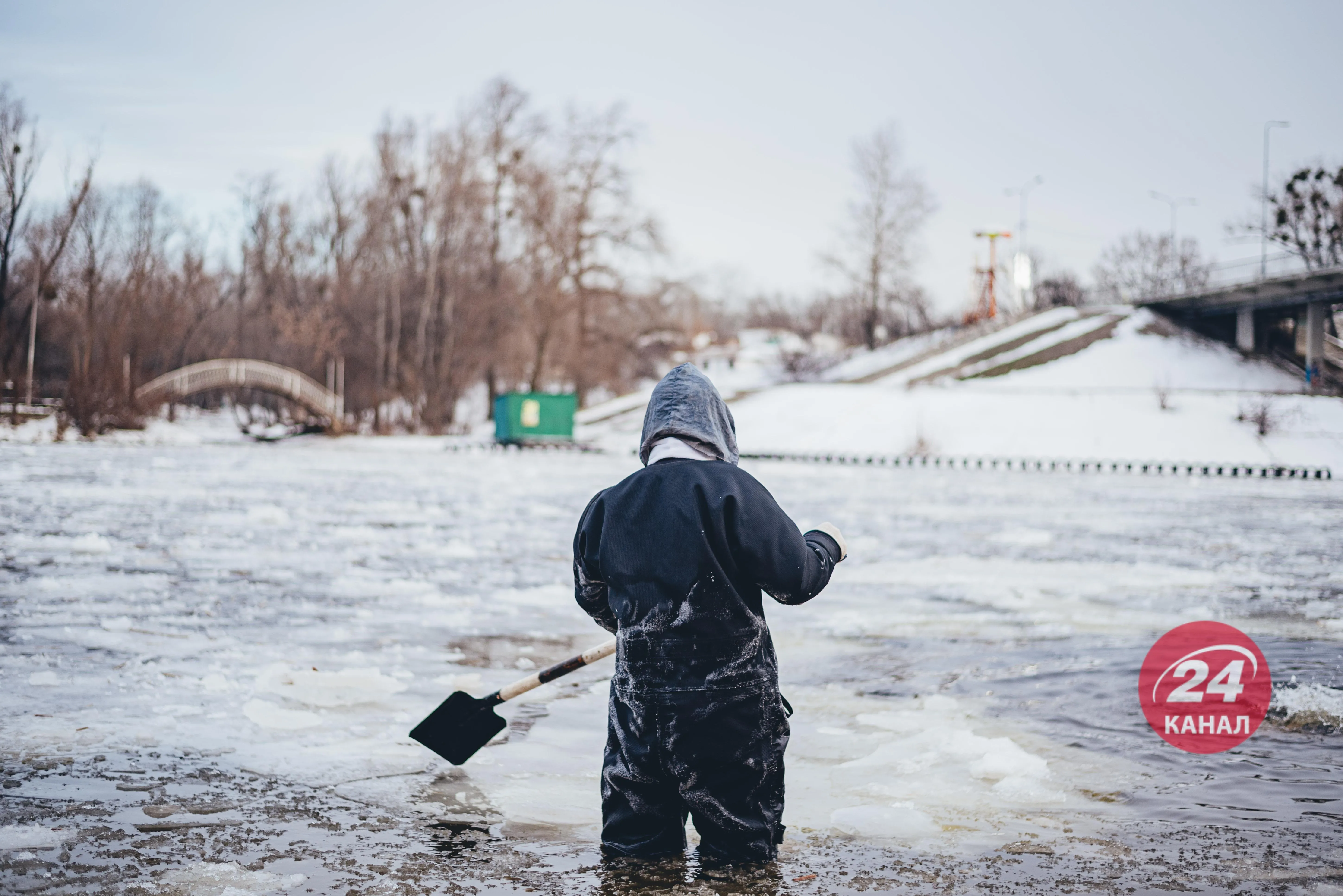 Водохреще в Києві, купання в Гідропарку, кияни пірнають в ополонку