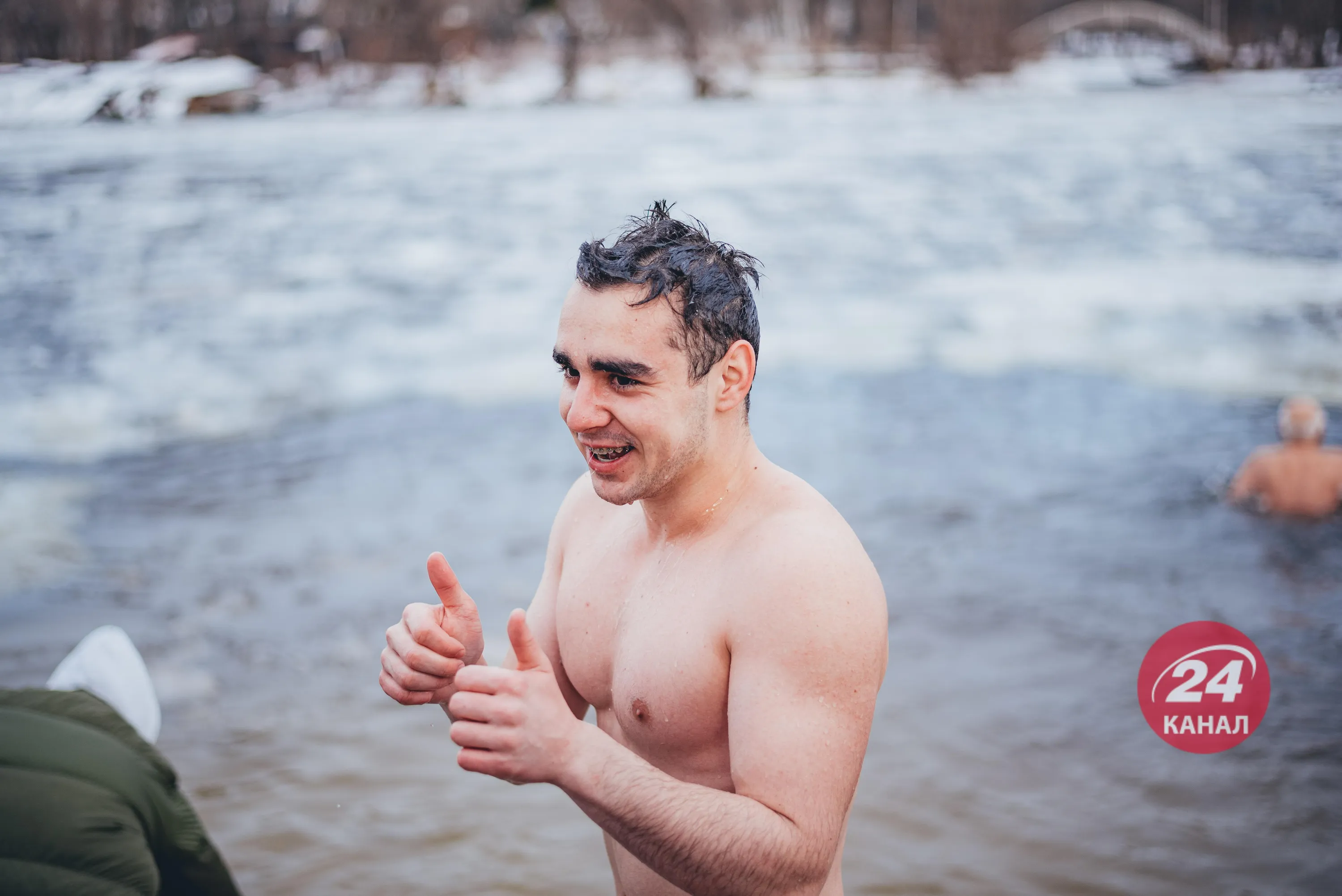 Водохреще в Києві, купання в Гідропарку, кияни пірнають в ополонку