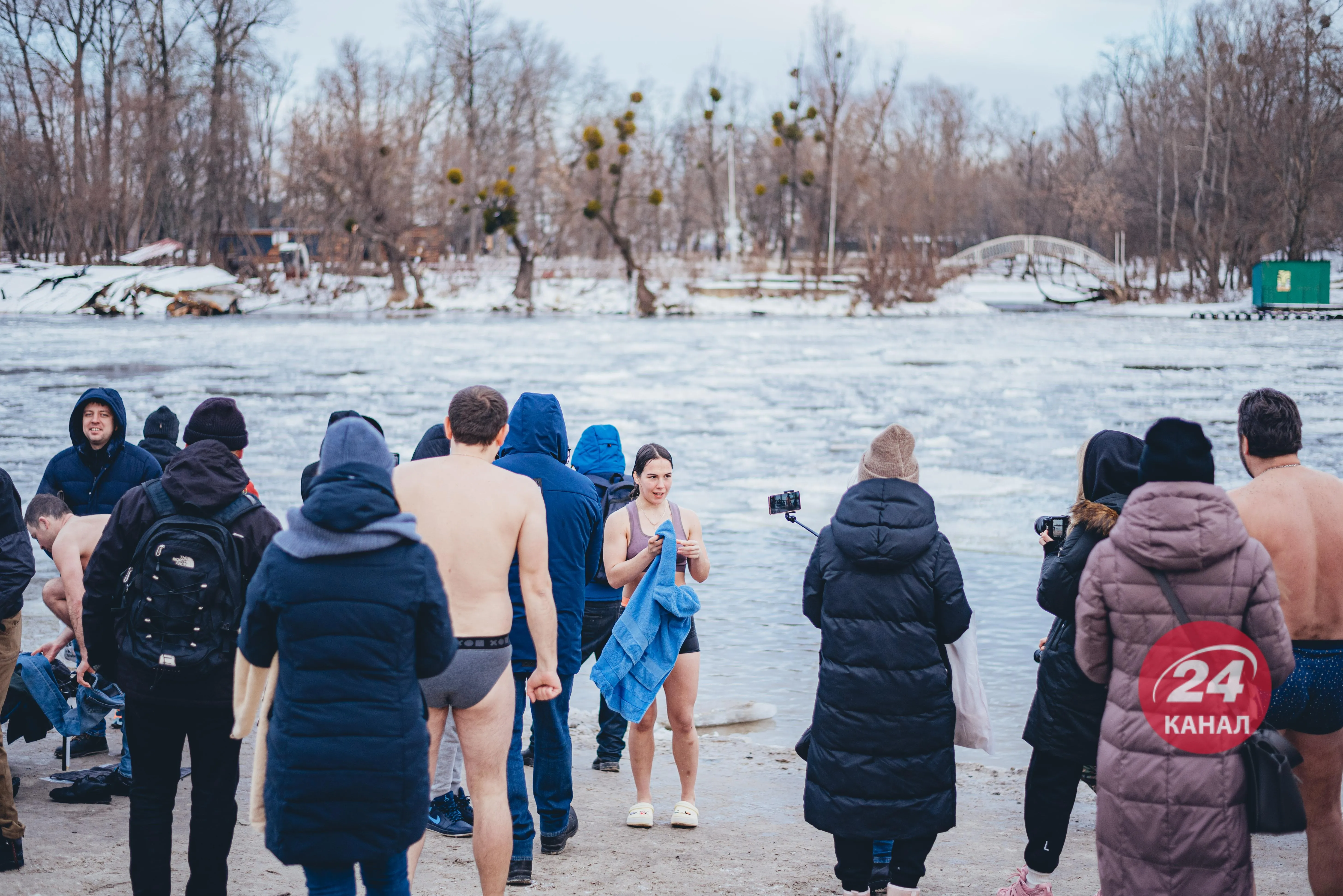 Водохреще в Києві, купання в Гідропарку, кияни пірнають в ополонку