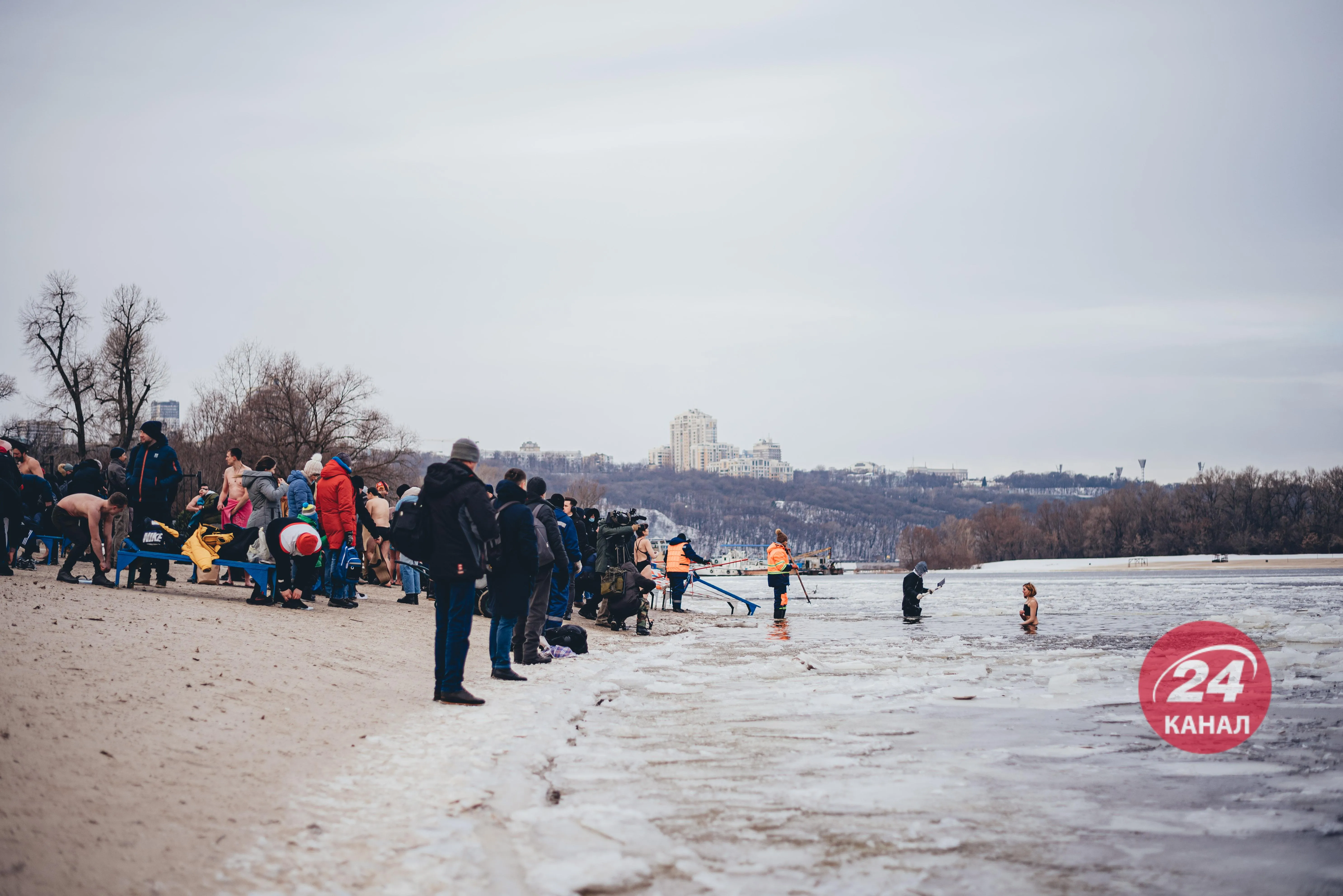 Водохреще в Києві, купання в Гідропарку, кияни пірнають в ополонку