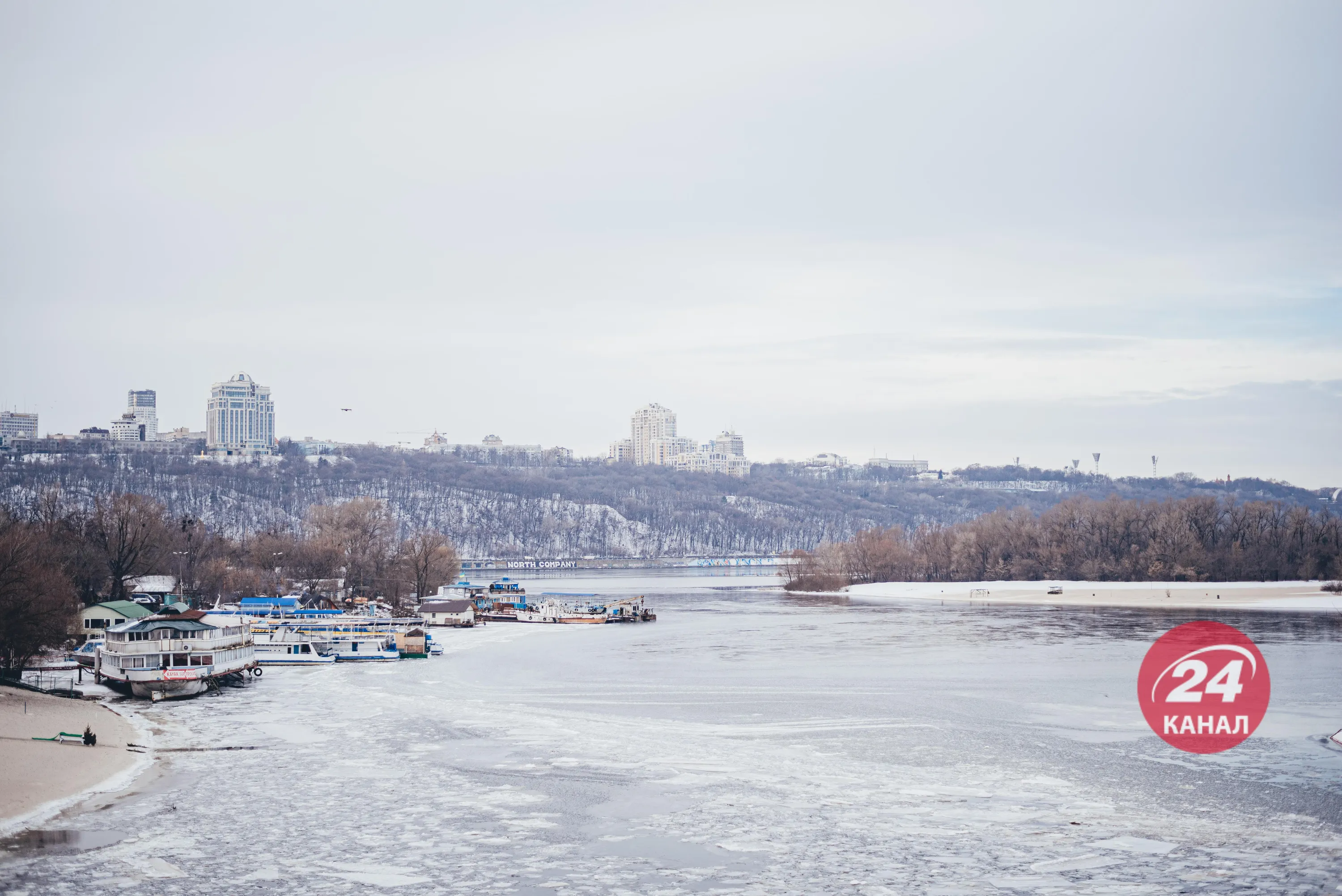 Водохреще в Києві, купання в Гідропарку, кияни пірнають в ополонку
