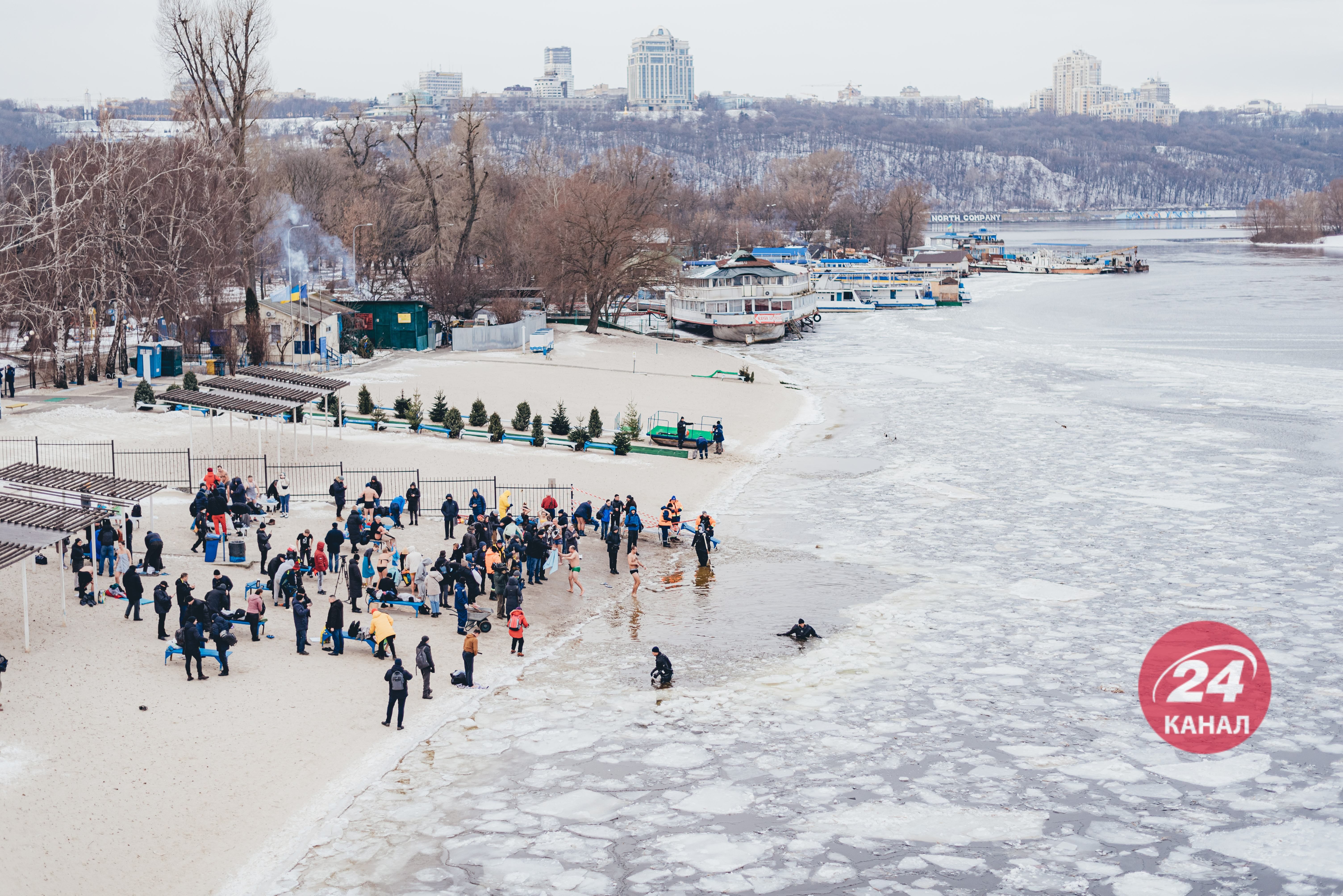 Киевляне массово нырнули в проруби на Крещение: яркие фото экстремальных купаний в Гидропарке