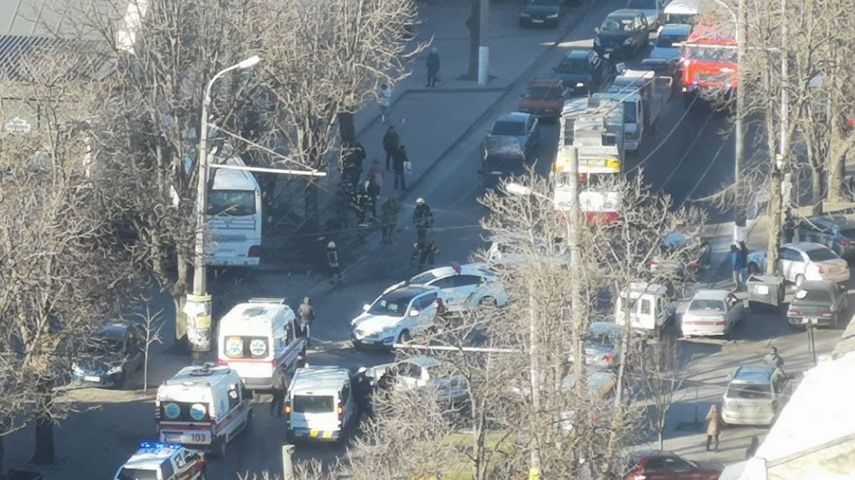 Жуткая авария на Молдаванке: в Одессе автобус врезался в 4 машины и дерево Жуткая авария на Молдаванке: в Одессе автобус врезался в 4 машины и дерево