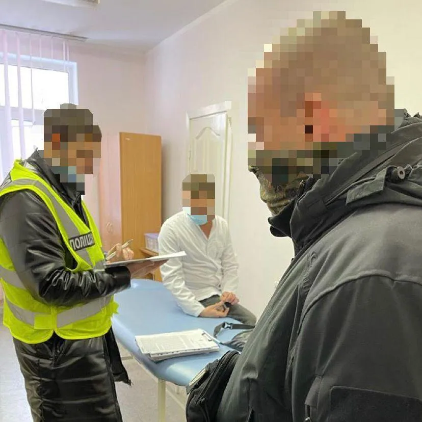 У Києві директорка медзакладу вимагала хабарі з лікарів і торгувала COVID-сертифікатами, її затримала прокуратура 