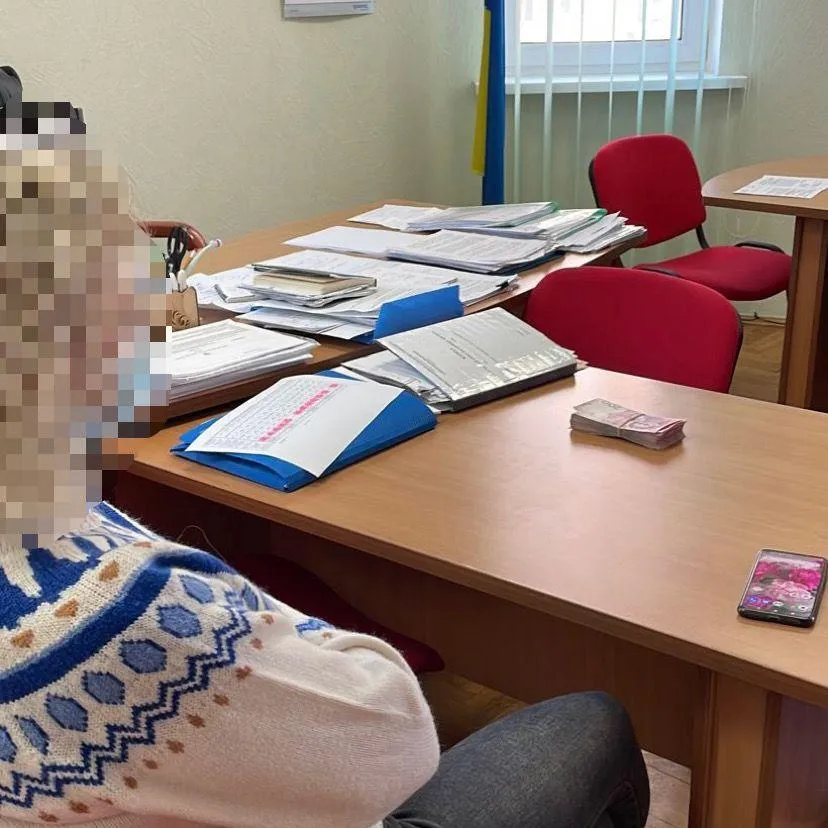 У Києві директорка медзакладу вимагала хабарі з лікарів і торгувала COVID-сертифікатами, її затримала прокуратура