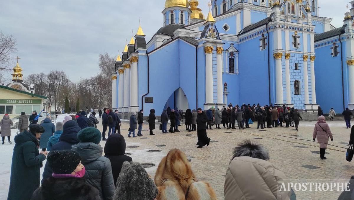 Тисячі киян прийшли до Михайлівського сбору заради святої води та молитов - Свіжі новини Києва - Київ