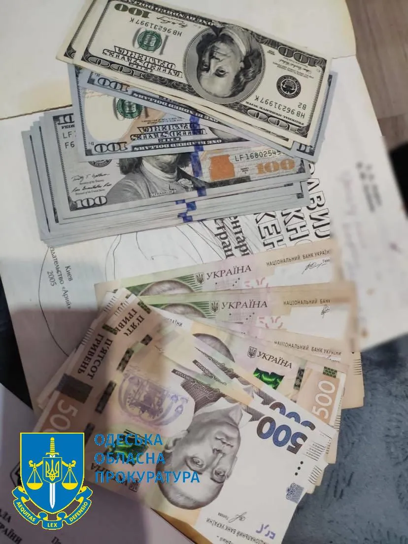 Електронні гроші зловмисники виводили готівкою та ділили між собою Електронні гроші зловмисники виводили готівкою та ділили між собою