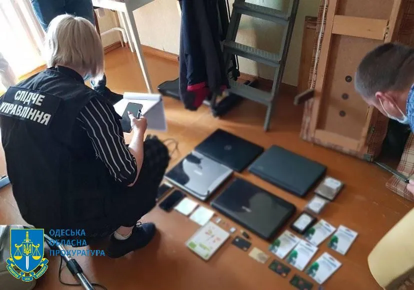 В Одесі викрили групу чоловіків, які поширювали порно В Одесі викрили групу чоловіків, які поширювали порно