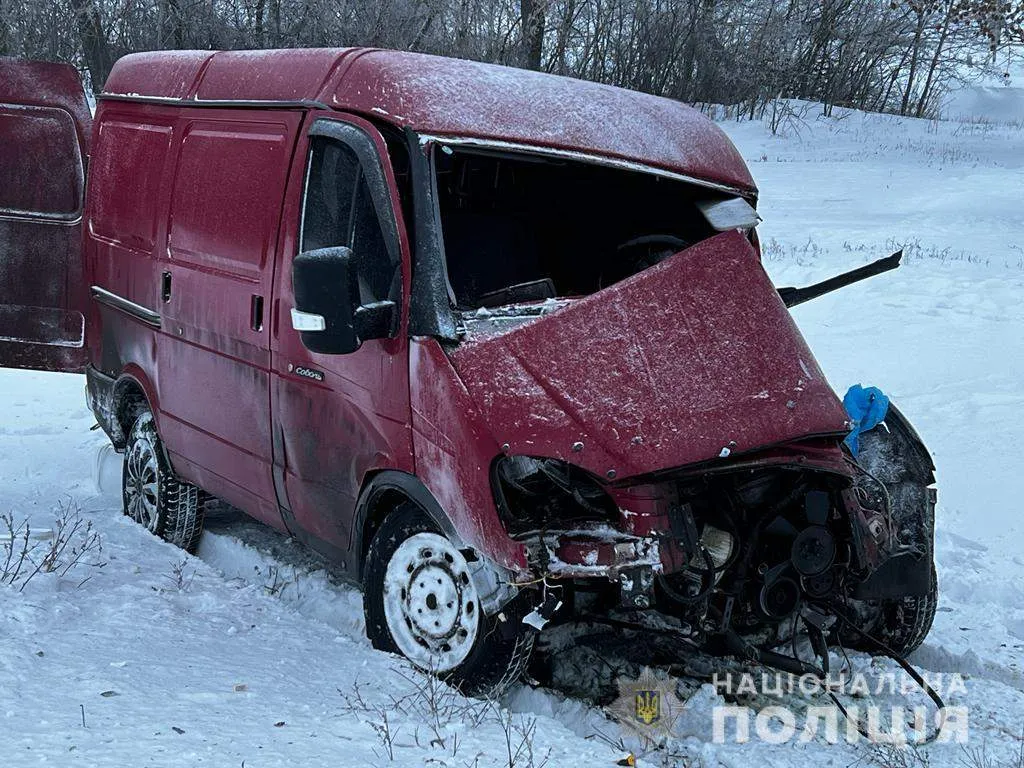 У Харківській області на переїзді поїзд протаранив бус, водій загинув