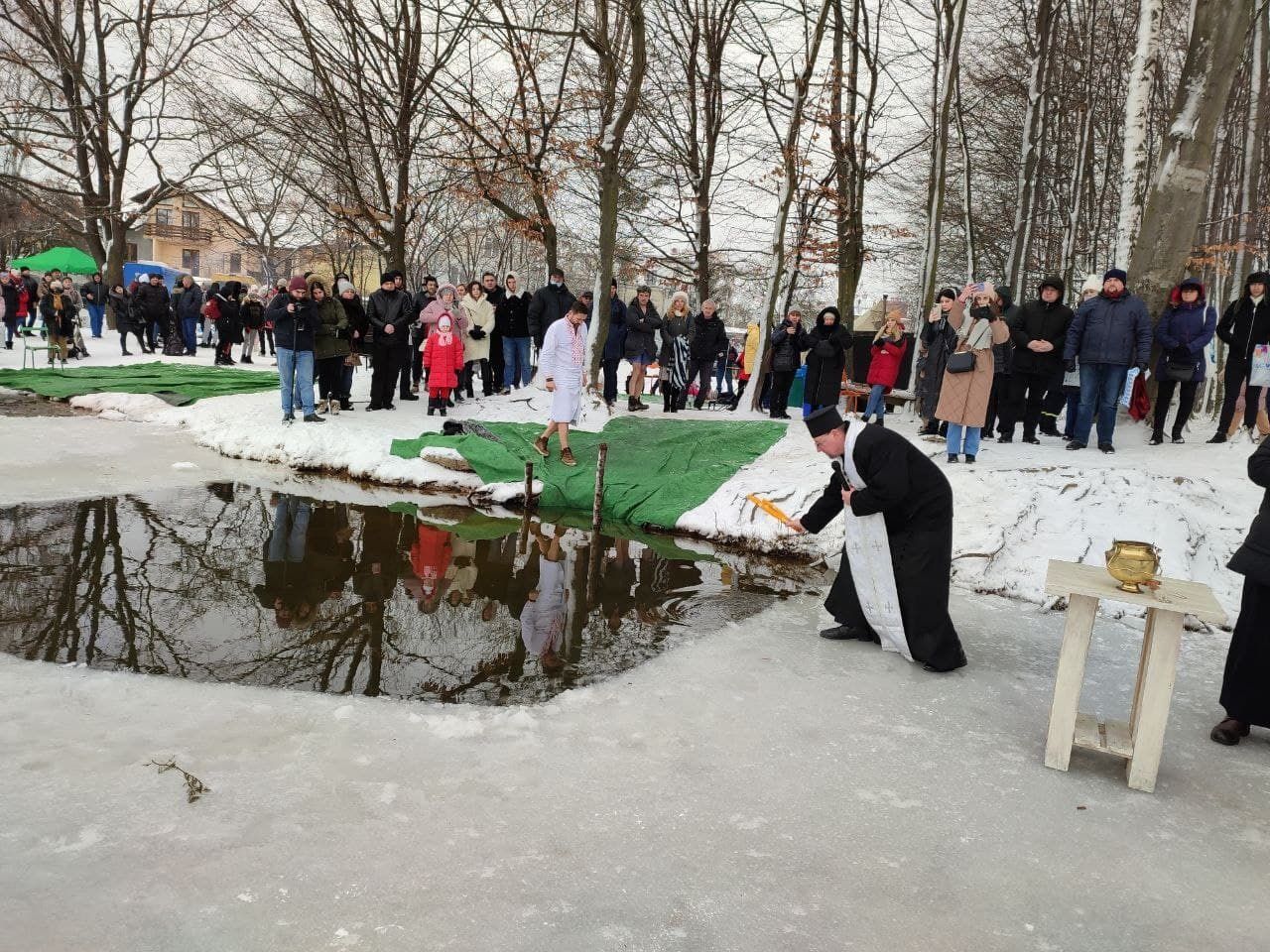 Попри попередження про небезпеку: як львів'яни пірнали у крижану воду на Йордан - Новини Львів - Львів Попри попередження про небезпеку: як львів'яни пірнали у крижану воду на Йордан - Новини Львів - Львів