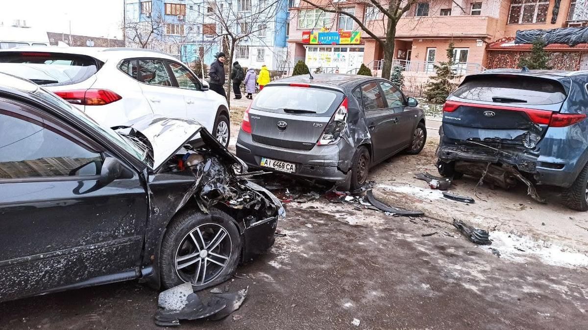 В Киеве на Троещине водитель легковушки "сыграл в шашки" и разнес 3 припаркованные машины