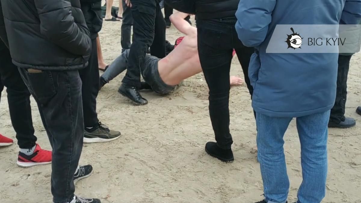 У Києві під час купання на Водохреща чоловіки побилися під молитву священника - Новини кримінал - Київ У Києві під час купання на Водохреща чоловіки побилися під молитву священника - Новини кримінал - Київ