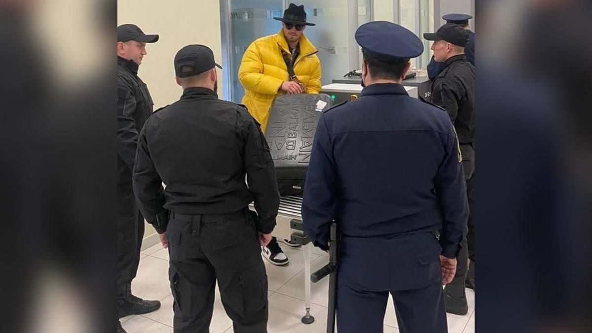 Пацаны без трусов остались: российский рэпер хотел провезти в Украину 20 кг нижнего белья. Пацаны без трусов остались: российский рэпер хотел провезти в Украину 20 кг нижнего белья.