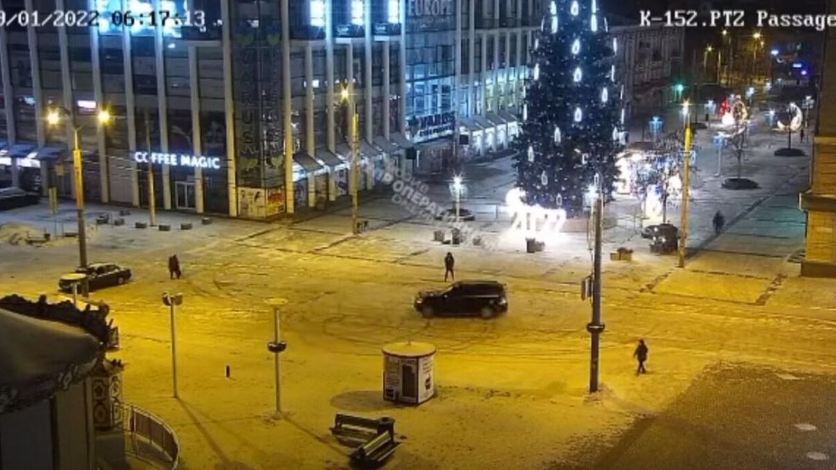 Водитель Mercedes устроил в Днепре опасный для пешеходов дрифт: возмутительное видео