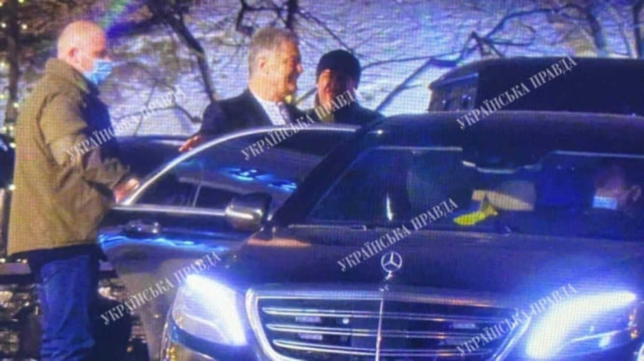 Після суду: Порошенко з командою святкує у столичному ресторані - 24 Канал Після суду: Порошенко з командою святкує у столичному ресторані - 24 Канал