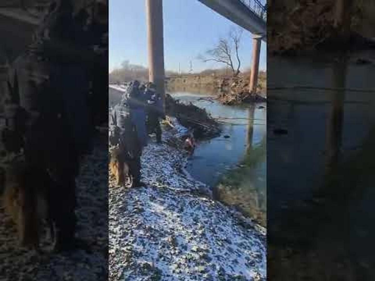 Во Франковске пьяный "морж" сидел в проруби 10 минут: пришлось вызывать Нацгвардию Во Франковске пьяный "морж" сидел в проруби 10 минут: пришлось вызывать Нацгвардию