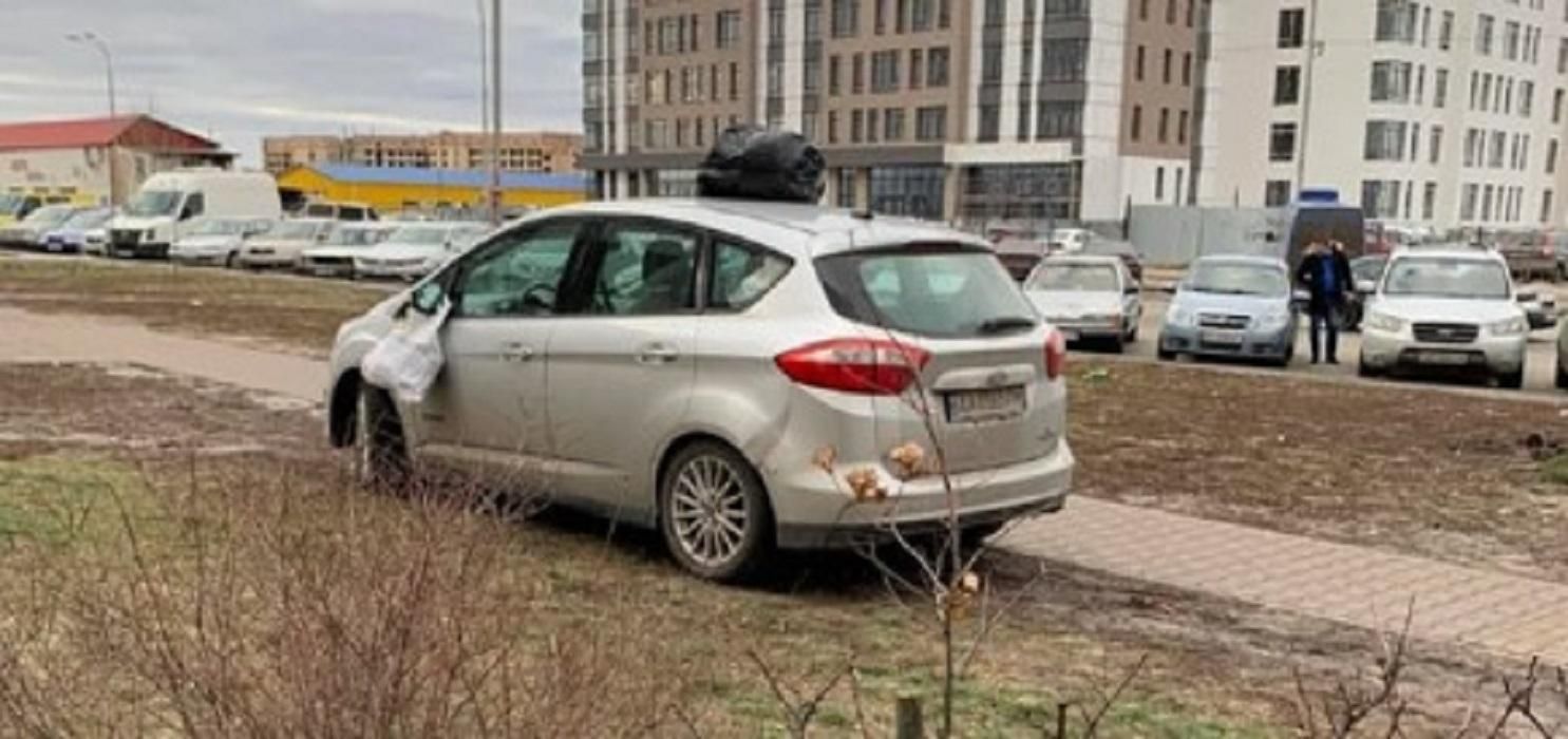 На Троещине люди оригинально наказали дерзкого парковщика: красноречивое фото На Троещине люди оригинально наказали дерзкого парковщика: красноречивое фото